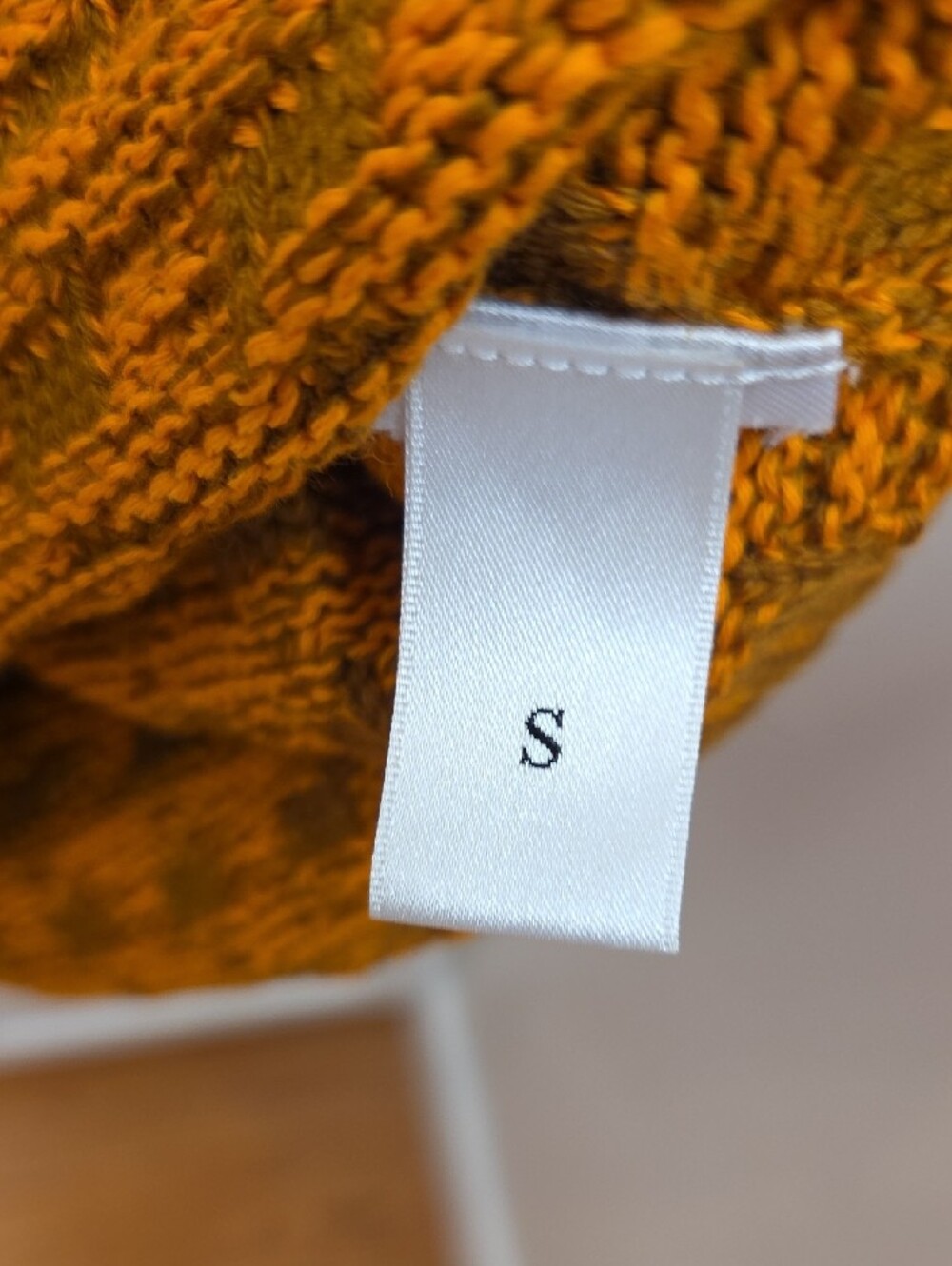 Victoria Beckham Women's Two-Tone Orange Cropped Knit Crewneck Sweater (S) - Picture 6 of 13